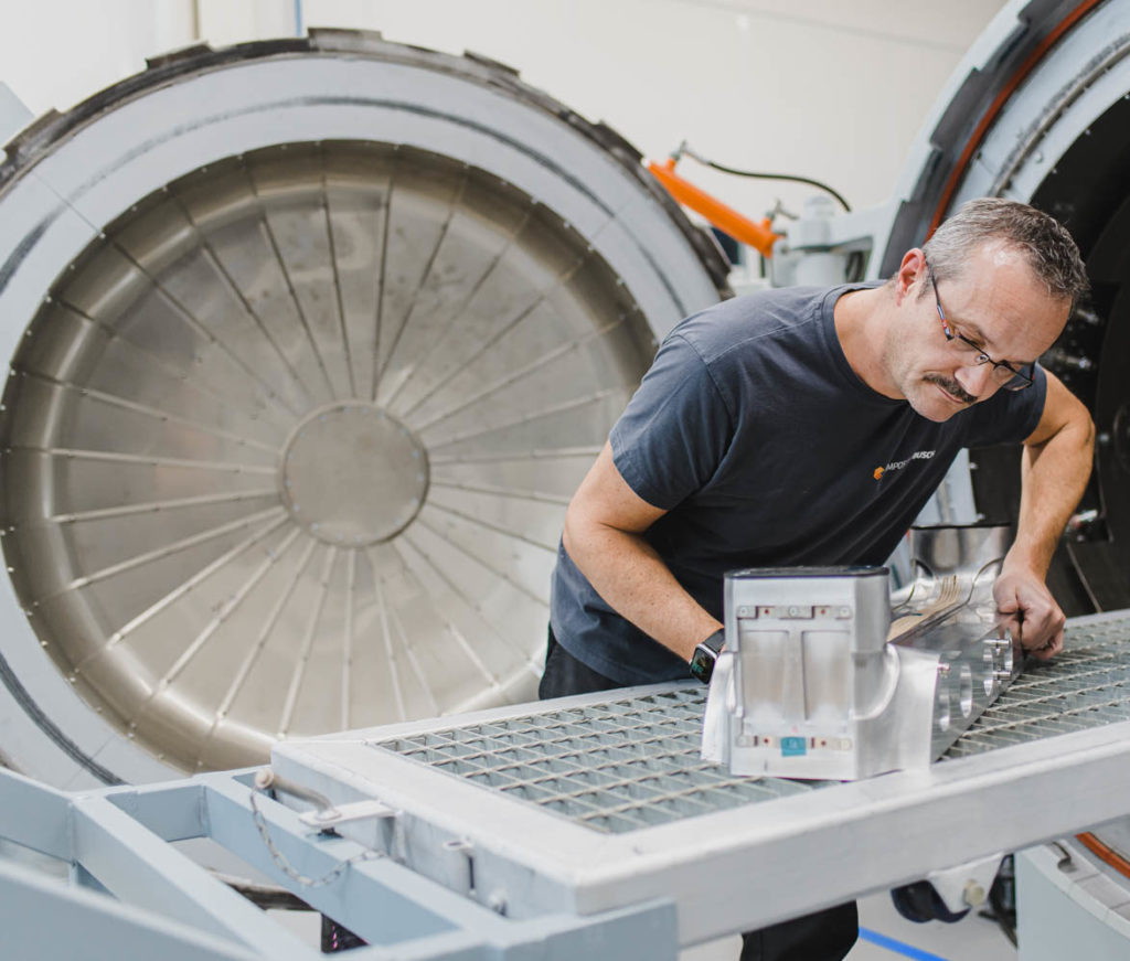 Cette photo met en avant l'autoclave. C'est une machine qui utilise de la vapeur sous pression pour tuer les bactéries, virus, champignons et spores nocifs sur les objets placés dans un récipient sous pression. Les articles sont chauffés à une température de stérilisation appropriée pendant une durée donnée.